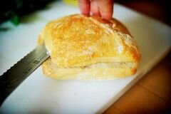 «Горячие бутерброды с тунцом, помидорами и козьим сыром» - приготовления блюда - шаг 4