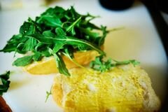 «Горячие бутерброды с тунцом, помидорами и козьим сыром» - приготовления блюда - шаг 7