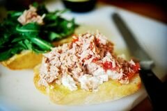 «Горячие бутерброды с тунцом, помидорами и козьим сыром» - приготовления блюда - шаг 8