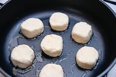 «Сырники с манкой» - приготовления блюда - шаг 4
