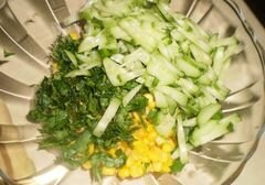 «Салат с крабовыми палочками и листьями салата "Фриллис"» - приготовления блюда - шаг 3