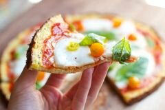 «Пицца из цветной капусты с сыром, помидорами и базиликом» - приготовления блюда - шаг 12