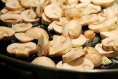 «Коричневый рис с лососем, вином и грибами» - приготовления блюда - шаг 4