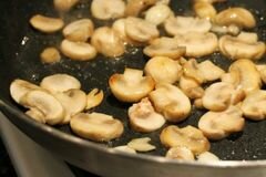 «Коричневый рис с лососем, вином и грибами» - приготовления блюда - шаг 5