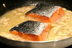 «Коричневый рис с лососем, вином и грибами» - приготовления блюда - шаг 7