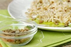 «Коричневый рис с лососем, вином и грибами» - приготовления блюда - шаг 8