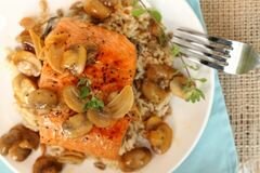 «Коричневый рис с лососем, вином и грибами» - приготовления блюда - шаг 9