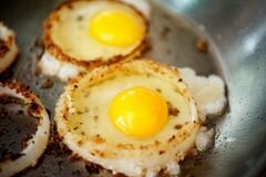 «Яичница в луковых колечках» - приготовления блюда - шаг 10