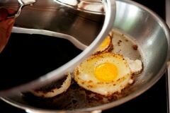 «Яичница в луковых колечках» - приготовления блюда - шаг 11