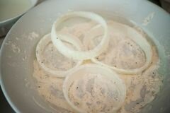 «Яичница в луковых колечках» - приготовления блюда - шаг 5
