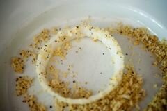 «Яичница в луковых колечках» - приготовления блюда - шаг 7