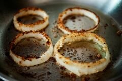«Яичница в луковых колечках» - приготовления блюда - шаг 8