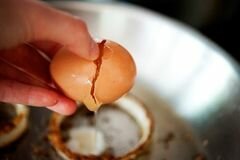 «Яичница в луковых колечках» - приготовления блюда - шаг 9