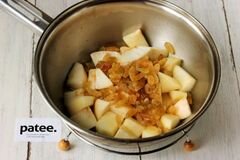 «Куриные рулетики с яблоками и изюмом» - приготовления блюда - шаг 5