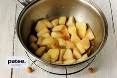 «Куриные рулетики с яблоками и изюмом» - приготовления блюда - шаг 6