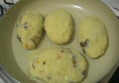 «Пирожки картофельные с грибной начинкой» - приготовления блюда - шаг 3