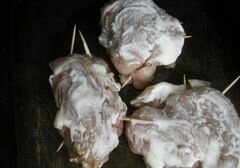 «Куриные рулетики с грибами, морковью и луком» - приготовления блюда - шаг 9