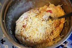 «Закусочный кекс с ветчиной, горчицей и сыром» - приготовления блюда - шаг 5