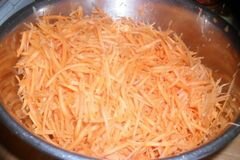 «Морковь по-корейски с кальмарами» - приготовления блюда - шаг 1
