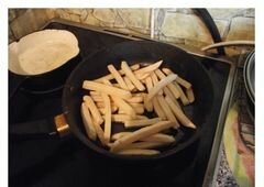 «Картошка фри в домашних условиях с соусом (сливочно-чесночным)» - приготовления блюда - шаг 3