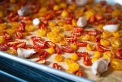 «Салат Капрезе с печеными помидорами» - приготовления блюда - шаг 5