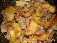 «Печень с яблоками и луком» - приготовления блюда - шаг 5