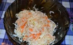 «Зимний салат с квашеной капустой» - приготовления блюда - шаг 3