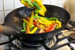 «Курица с овощами в воке» - приготовления блюда - шаг 4