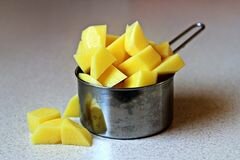 «Жареный в духовке картофель с сыром» - приготовления блюда - шаг 1