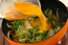 «Яичница с луком» - приготовления блюда - шаг 3