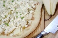«Пицца с грушей и сыром горгондзола» - приготовления блюда - шаг 4