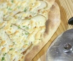 «Пицца с грушей и сыром горгондзола» - приготовления блюда - шаг 5