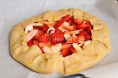 «Пирог с клубникой и яблоками» - приготовления блюда - шаг 10