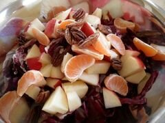 «Салат из красного салатного цикория с орехами, яблоками и мандаринами» - приготовления блюда - шаг 6