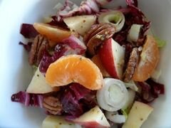«Салат из красного салатного цикория с орехами, яблоками и мандаринами» - приготовления блюда - шаг 7