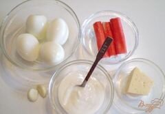 «Яйца фаршированные крабовыми палочками, сыром и чесноком» - приготовления блюда - шаг 1