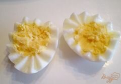 «Яйца фаршированные крабовыми палочками, сыром и чесноком» - приготовления блюда - шаг 2