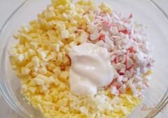 «Яйца фаршированные крабовыми палочками, сыром и чесноком» - приготовления блюда - шаг 3
