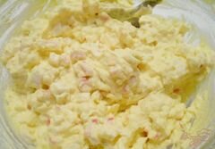 «Яйца фаршированные крабовыми палочками, сыром и чесноком» - приготовления блюда - шаг 4