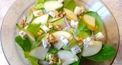 «Пикантный салат с грушей и сыром с плесенью» - приготовления блюда - шаг 4