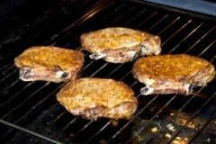 «Пикантные свиные стейки» - приготовления блюда - шаг 5