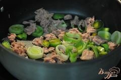 «Фриттата с тунцом и луком-порей» - приготовления блюда - шаг 2