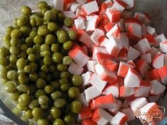 «Салат с крабовыми палочками, рисом и зеленым горошком» - приготовления блюда - шаг 2