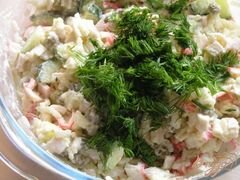 «Салат с крабовыми палочками, рисом и зеленым горошком» - приготовления блюда - шаг 5