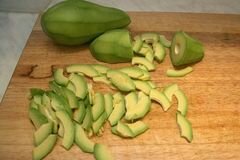 «Салат из креветок с авокадо» - приготовления блюда - шаг 4