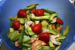 «Салат из креветок с авокадо» - приготовления блюда - шаг 6