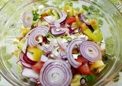 «Салат с крымским луком и фетой» - приготовления блюда - шаг 6