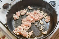 «Яичная запеканка с курицей и лапшой» - приготовления блюда - шаг 1
