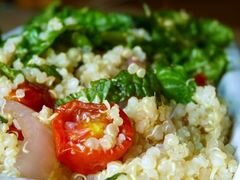 «Салат из киноа с помидорами и шпинатом» - приготовления блюда - шаг 3