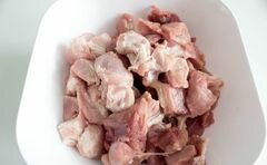 «Свинина тушеная с сельдереем, морковью и капустой» - приготовления блюда - шаг 1